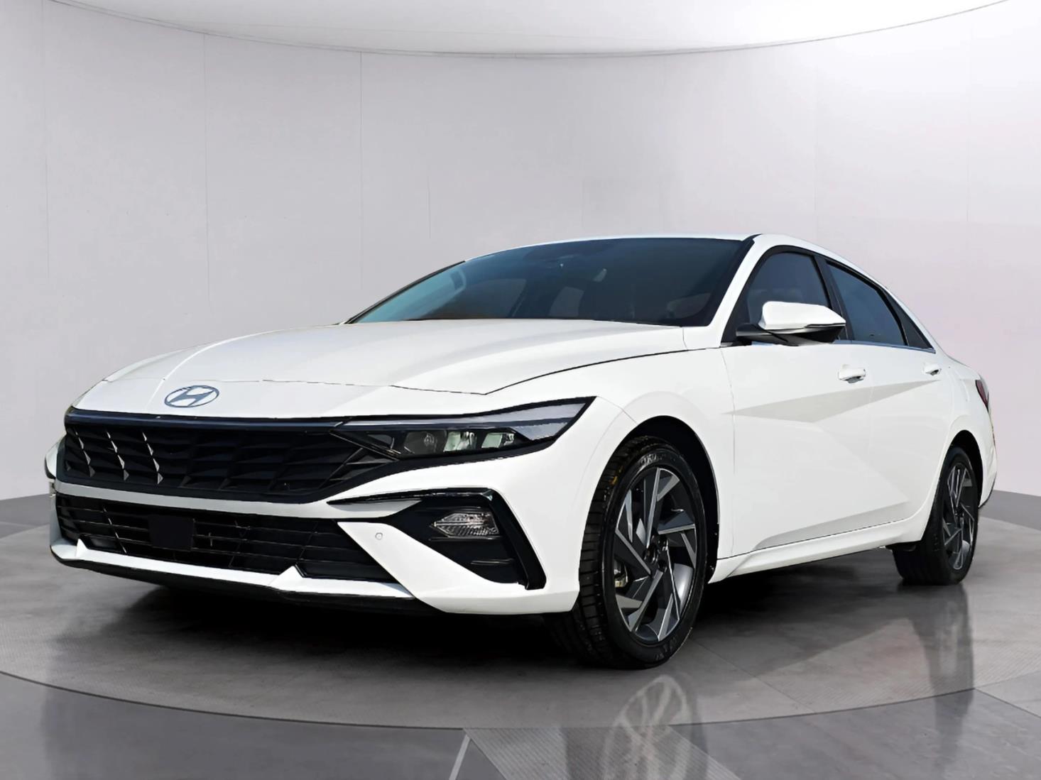 HYUNDAI ELENTRA 2.0 WHITE RIGHT HAND DRIVE