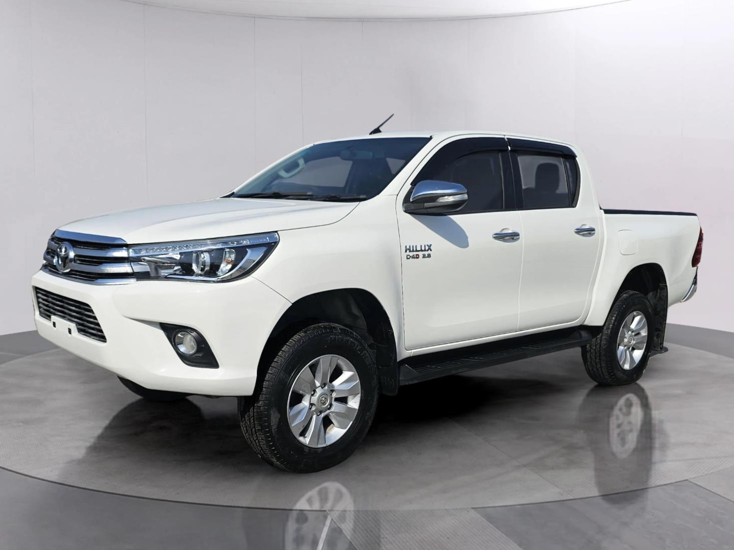 TOYOTA HILUX 2.8 WHITE RIGHT HAND DRIVE